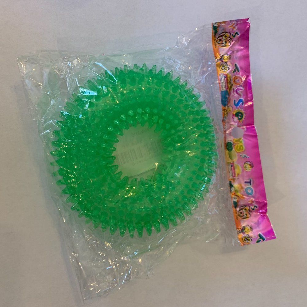 Green Squeaky Ring Toy/  Pet Teeth Cleaning - Picture 3 of 4